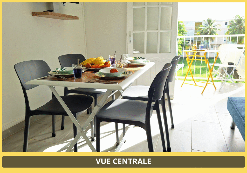 photo2-espace-partagé-salon--tv-table-dréssée-repas-canapé-4-chaises-chez-l-habitant-ville-les-abymes-proche-aéroport-port-chu-lycée-jarry-site-chambre-d-hotes-guadeloupe.com