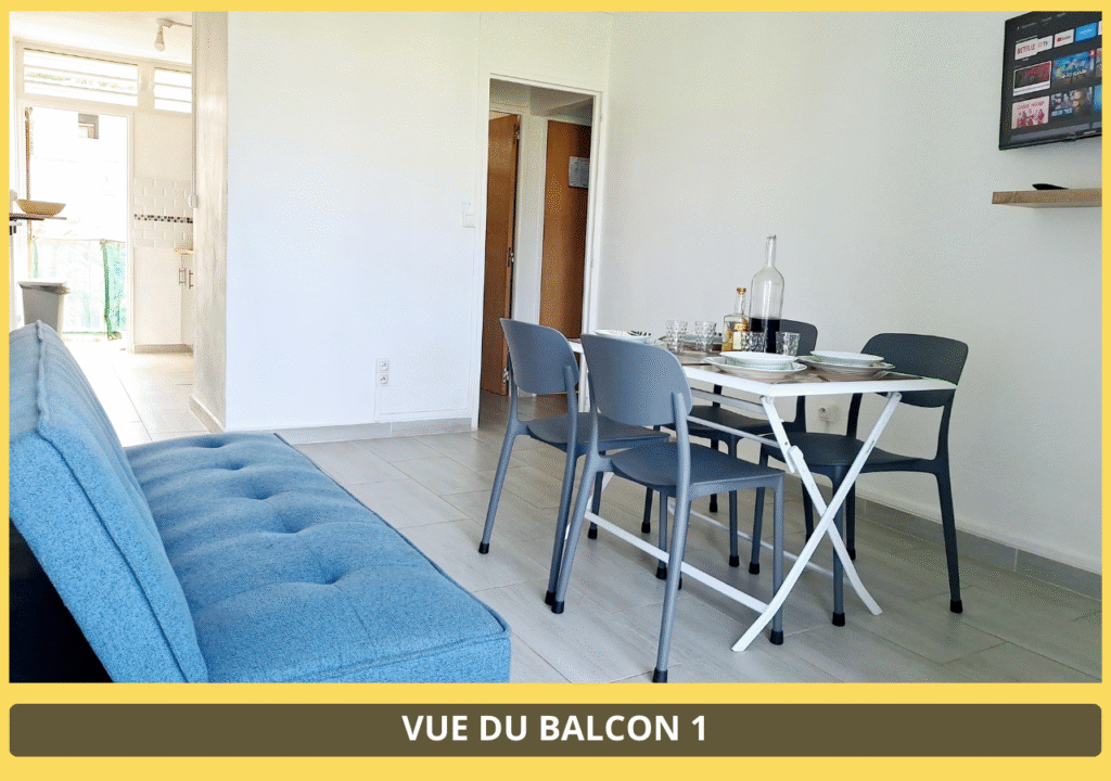 photo3-espace-partagé-salon-vue-du-balcon--repas-servi-canapé-4-chaises-chez-l-habitant-ville-les-abymes-proche-aéroport-port-chu-lycée-jarry-site-chambre-d-hotes-guadeloupe.com