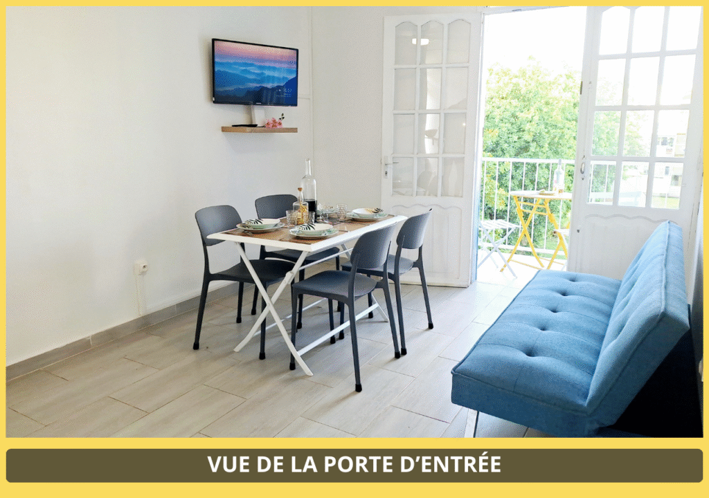 photo4-espace-partagé-salon-vue-du-balcon--repas-servi-canapé-4-chaises-chez-l-habitant-ville-les-abymes-proche-aéroport-port-chu-lycée-jarry-site-chambre-d-hotes-guadeloupe.com