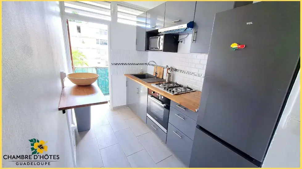 Espace partagé cuisine moderne tout équipé pour nos voyageurs aux Chambres d'hôtes Carnaval aux Abymes en Guadeloupe.