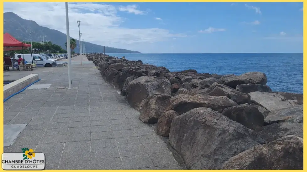 Le long boulevard du front de mer de Basse-Terre (prolongement de la RN2), un lieu idéal pour la promenade en fin de journée face à la mer des Caraïbes en Guadeloupe
