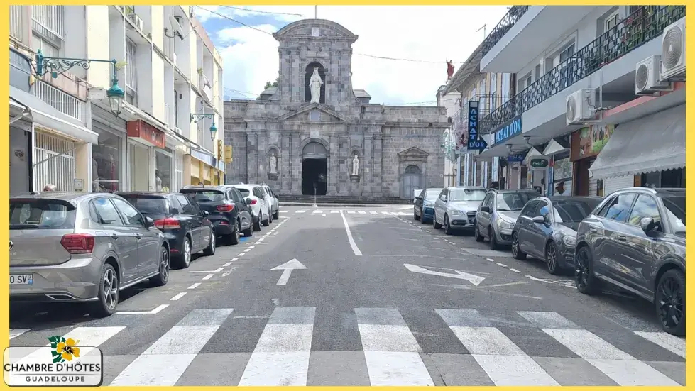 Façade de la Cathédrale Notre-Dame de Guadeloupe, monument historique emblématique situé au cœur de la ville de Basse-Terre Guadeloupe.