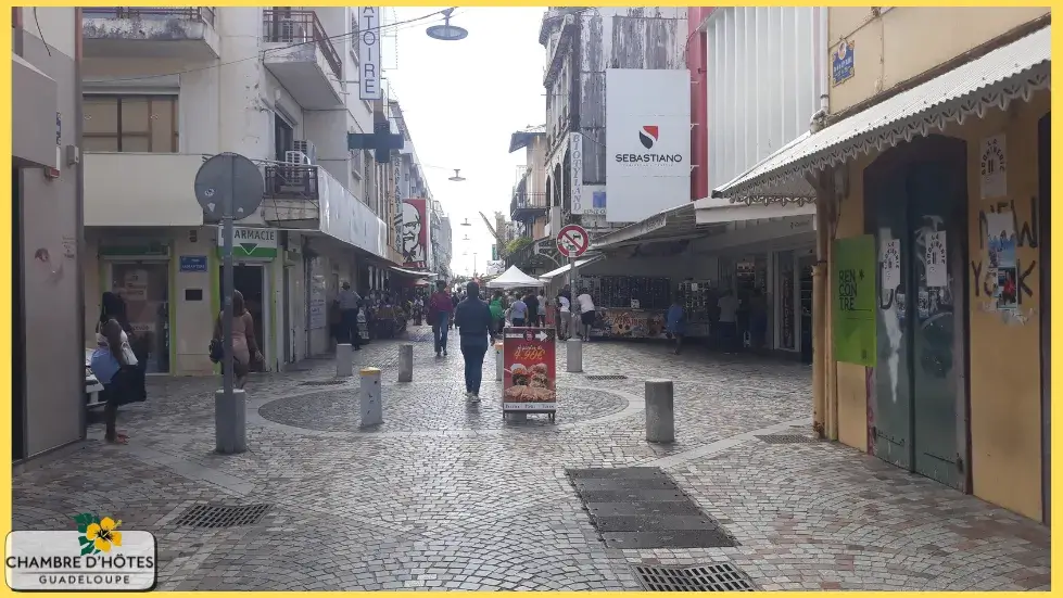 Promenade dans une rue piétonne animée du centre-ville de Fort-de-France, capitale administrative et économique de la Martinique