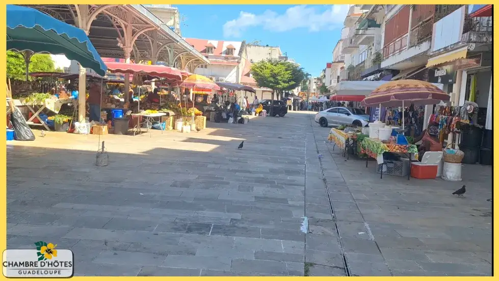 Ambiance authentique dans les rues piétonnes de Pointe-à-Pitre, situées juste à côté de l'historique marché aux épices Saint-Antoine en Guadeloupe