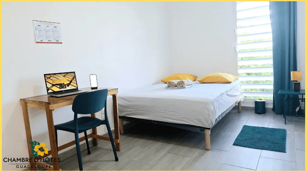 Chambre Carnaval Grande-Terre aux Abymes en Guadeloupe, séjour authentique dans notre maison d’hôtes, vue de sa porte sécurisée.