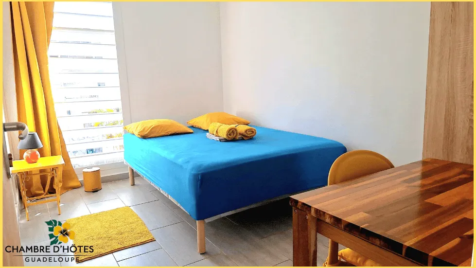 Chambre Carnaval Soufrière aux Abymes en Guadeloupe, hébergement confortable dans notre maison d’hôtes.