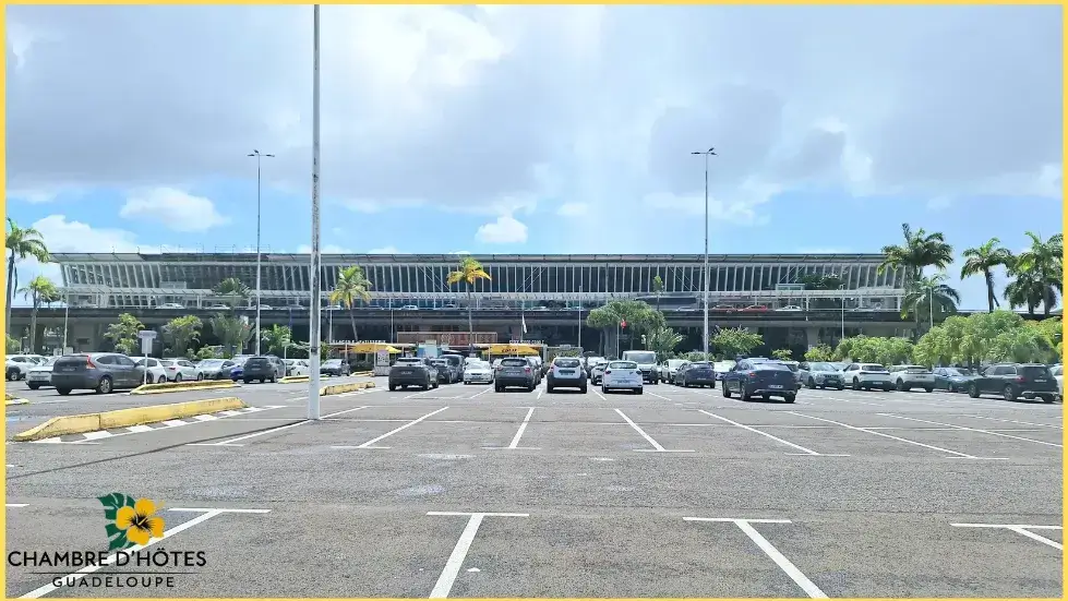 Entrée principale de l’aéroport Maryse Condé à Pointe-à-Pitre vue de face