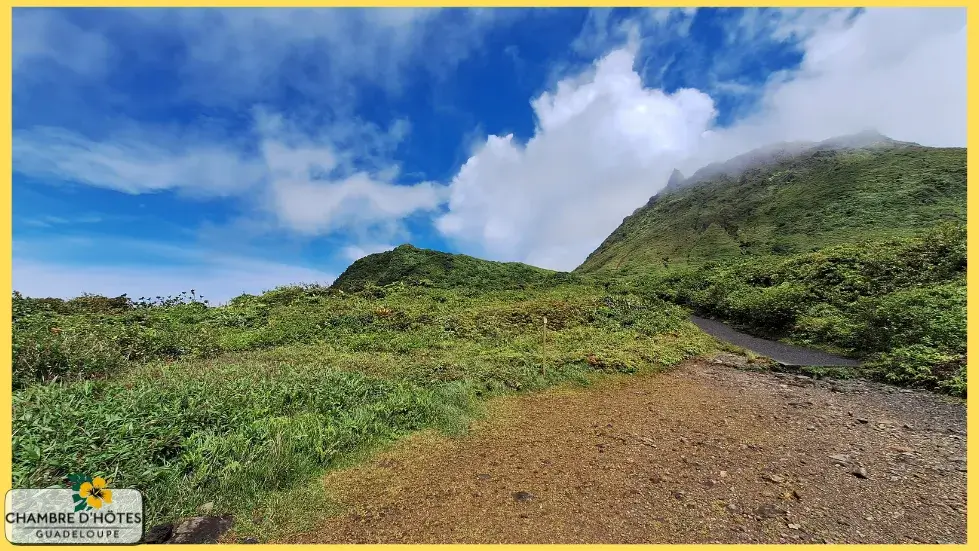 Vue panoramique impressionnante sur le volcan la Soufrière, symbole de la nature sauvage, de la forêt tropicale et du relief montagneux typique de la région Basse-Terre en Guadeloupe