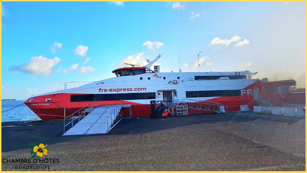 Navette maritime en Guadeloupe assurée par le ferry FRS Express des Îles entre Pointe-à-Pitre et Marie-Galante