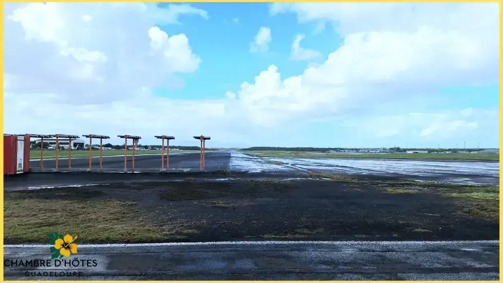 Vue de la piste de décollage de l’aéroport Maryse Condé en Guadeloupe