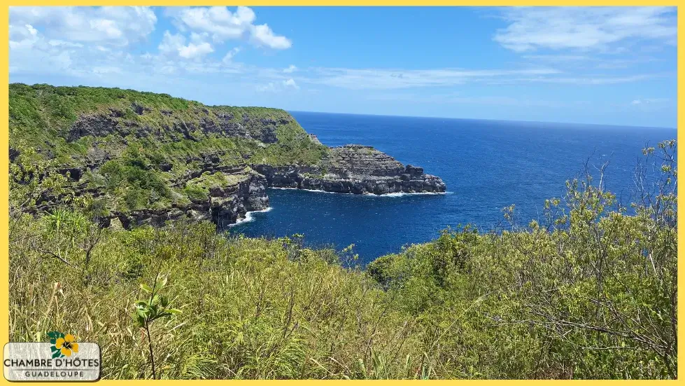 Panorama vertigineux sur les falaises calcaires et l'océan Atlantique depuis le point de vue de la Pointe de la Grande Vigie, située à Anse-Bertrand
