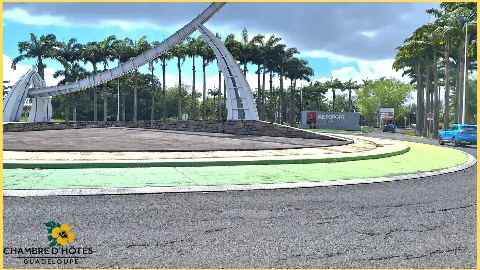 Rond-point d’accès principal à l’aéroport Maryse Condé en Guadeloupe