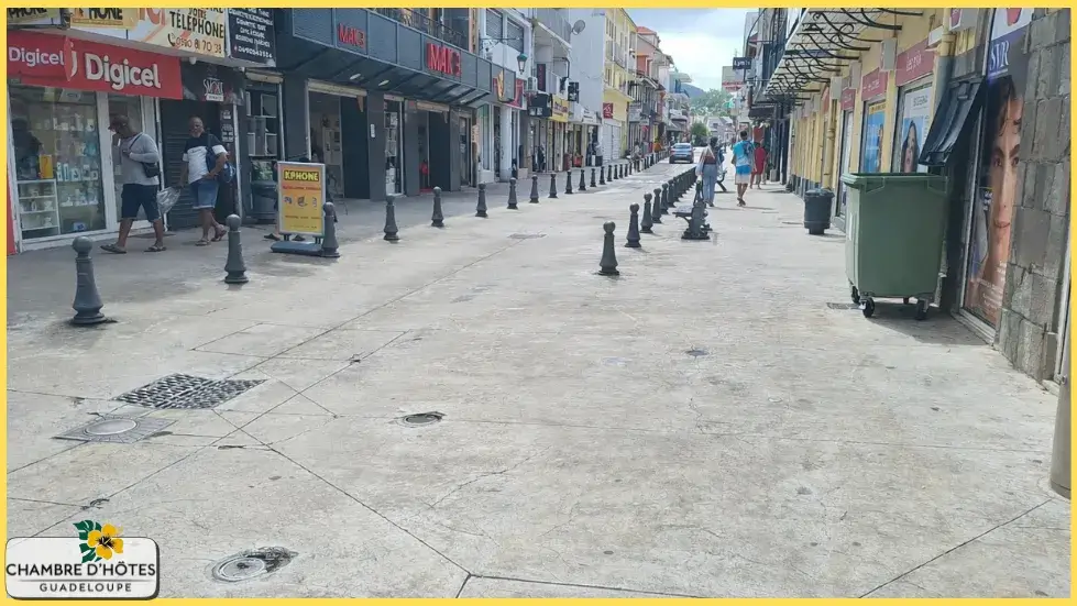 Animation dans la Rue de la République, l'artère commerçante principale et historique du centre-ville de Basse-Terre en Guadeloupe