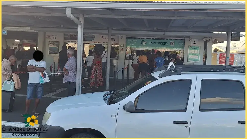 Billetterie A et B du terminal maritime de Bergevin à Pointe-à-Pitre pour les départs vers Marie-Galante