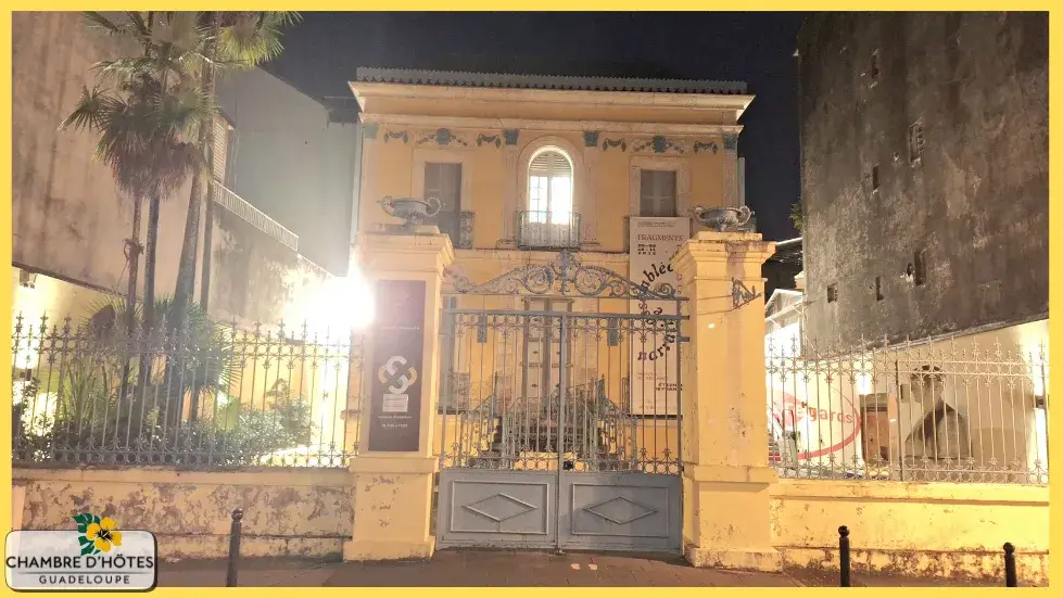 Architecture coloniale du Musée Départementale MUSARTH à Pointe-à-Pitre, Guadeloupe une idée de sortie culturelle idéale à faire lors des jours de pluie ou durant la saison humide