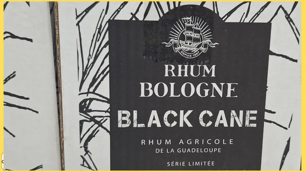 Conditionnement en cubi du rhum agricole premium édition 'Black Cane' (Canne Noire) de la distillerie Bologne, située en Basse-Terre en Guadeloupe