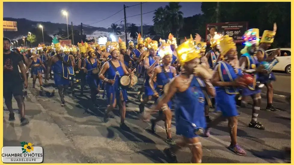 Défilé festif d'un groupe à peau dans les rues de Pointe-à-Pitre Guadeloupe durant le Carnaval de Guadeloupe, l'événement incontournable de la saison sèche en février