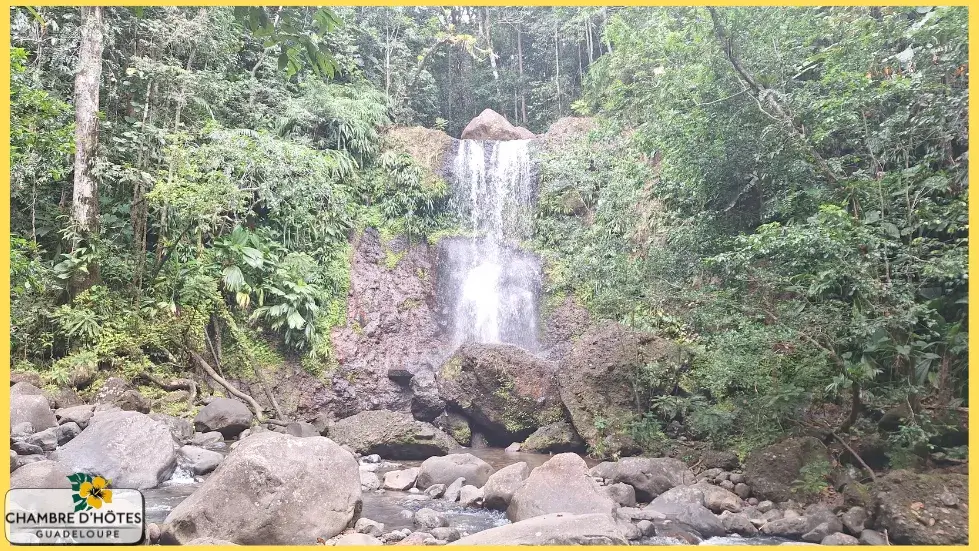 La cascade du Saut des Trois Cornes à Sainte-Rose en Guadeloupe, reconnaissable à l'énorme rocher à son sommet qui divise le flux de l'eau.