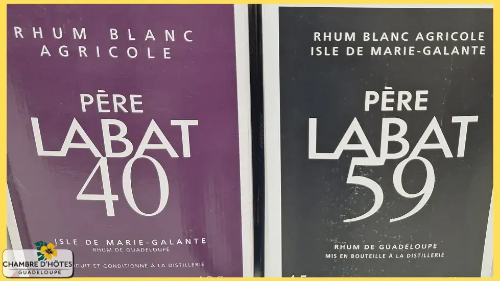 Duo de cubis de rhum Père Labat présentant les deux titrages emblématiques (59° et 40°), produits à la distillerie de Saint-Louis de Marie-Galante en Guadeloupe