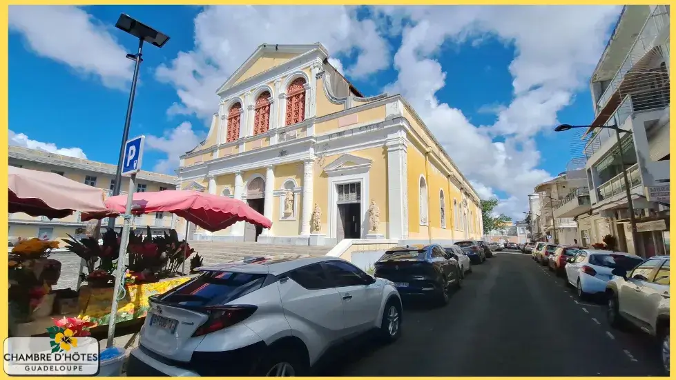 Façade jaune emblématique et architecture métallique de l'église Saint-Pierre-et-Saint-Paul à Pointe-à-Pitre Guadeloupe, une visite idéale à programmer durant les averses de la saison humide