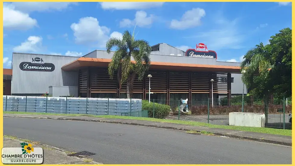 Devanture du showroom et de la boutique Damoiseau à Dothémare Les Abymes Guadeloupe, invitant les visiteurs à découvrir les meilleures cuvées de la distillerie.