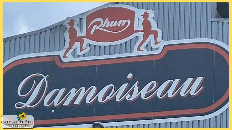 Le célèbre logo officiel du Rhum Damoiseau illustrant les deux porteurs, emblème historique de la marque guadeloupéenne
