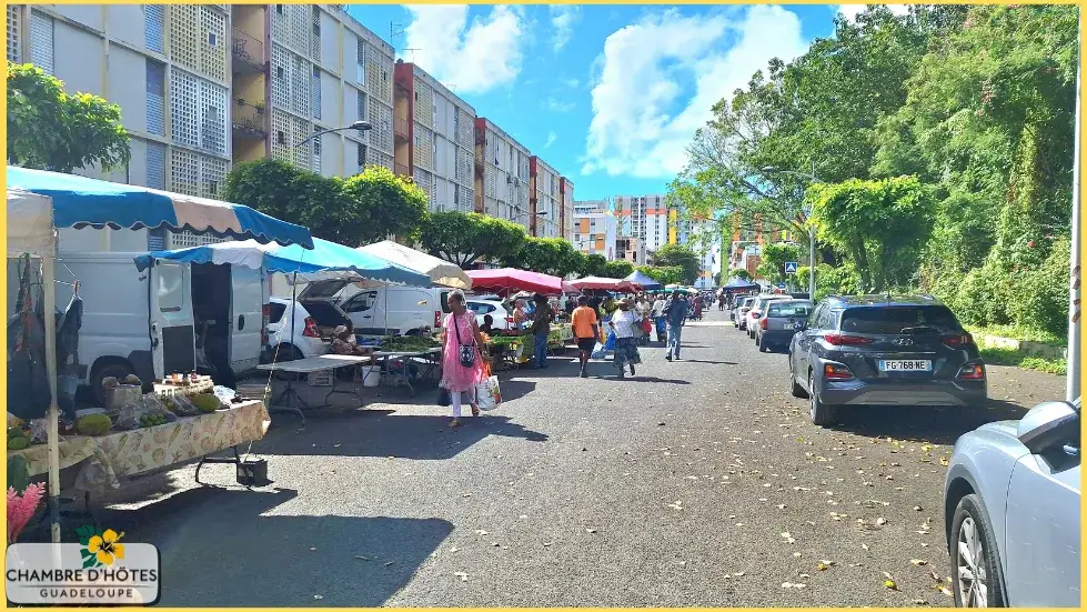 Ambiance animée du samedi au marché Man Réau à Pointe-à-Pitre, avec ses stands de fruits tropicaux, légumes locaux et jus frais