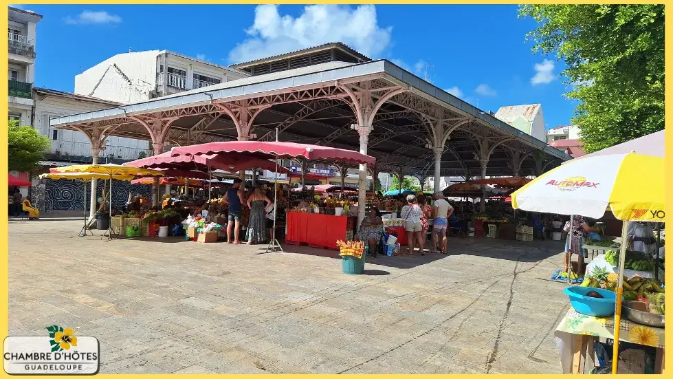 Vue sur l'imposante charpente et la structure métallique historique du Marché Saint-Antoine (Marché Central) abritant les étals à Pointe-à-Pitre