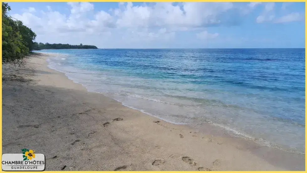 Panorama paradisiaque de la plage du Souffleur à Port-Louis, réputée pour son sable blanc éclatant et ses eaux cristallines