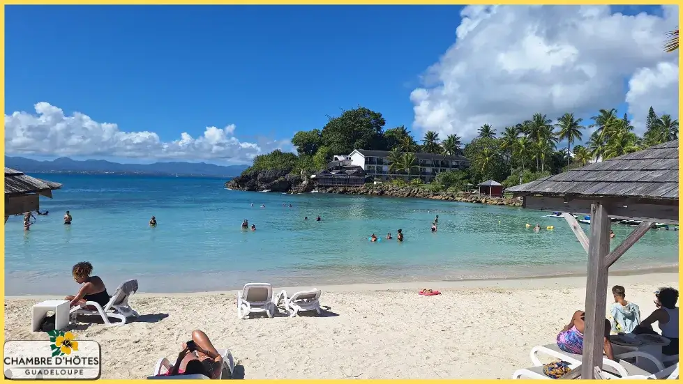 Large vue panoramique sur la plage de sable fin bordant un hôtel au Gosier en Guadeloupe
