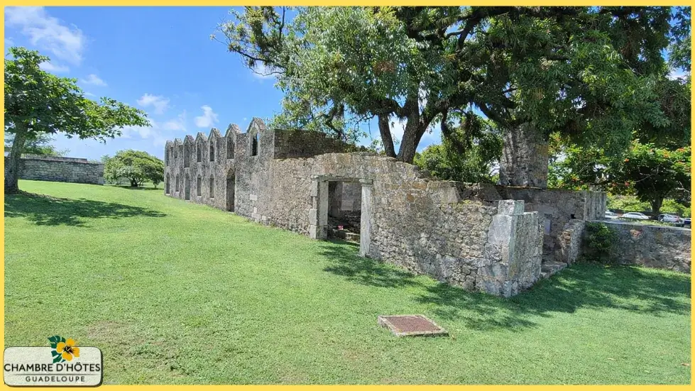 Les vestiges en pierre taillée dans la cour de l'Habitation Château Murat, site patrimonial incontournable à Marie-Galante