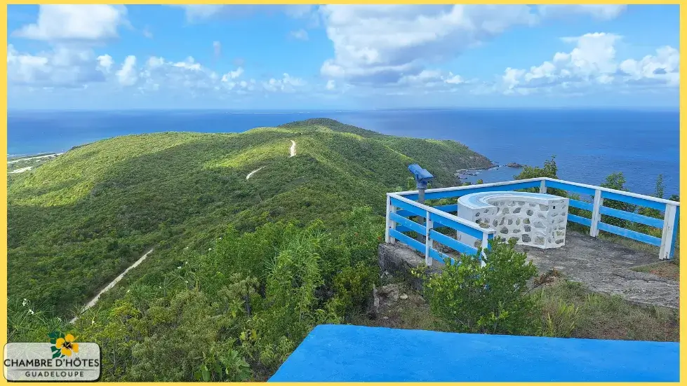 Vue panoramique époustouflante sur l'île de la Désirade et la mer turquoise depuis le parvis de la chapelle Notre-Dame du Calvaire située en haut de la montagne