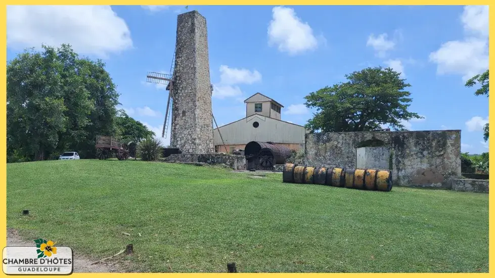 Vue panoramique sur le domaine et les installations de la Distillerie Bellevue, à Capesterre de Marie Galante en Guadeloupe célèbre pour son rhum agricole et son moulin restauré