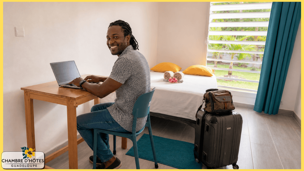 Voyageur venant de Guyane dans une chambre d'hôtes CARNAVAL en Guadeloupe aux Abymes près de l’aéroport avant un départ vers Haïti