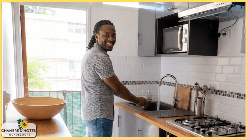 Voyageur venant de Guyane utilisant une cuisine partagée des chambres d'hôtes CARNAVAL aux Abymes proche aéroport pendant une escale vers Haïti