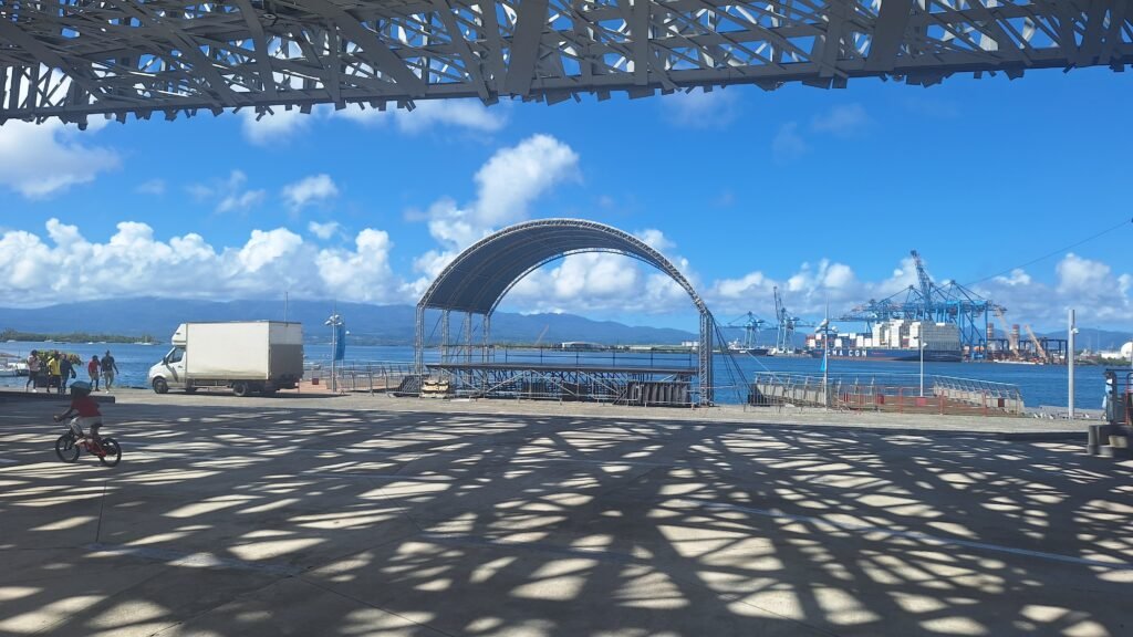 Podium en cours d’installation sur l’esplanade du Mémorial ACTe à Pointe-à-Pitre pour préparer l’arrivée de la Route du Rhum 2026